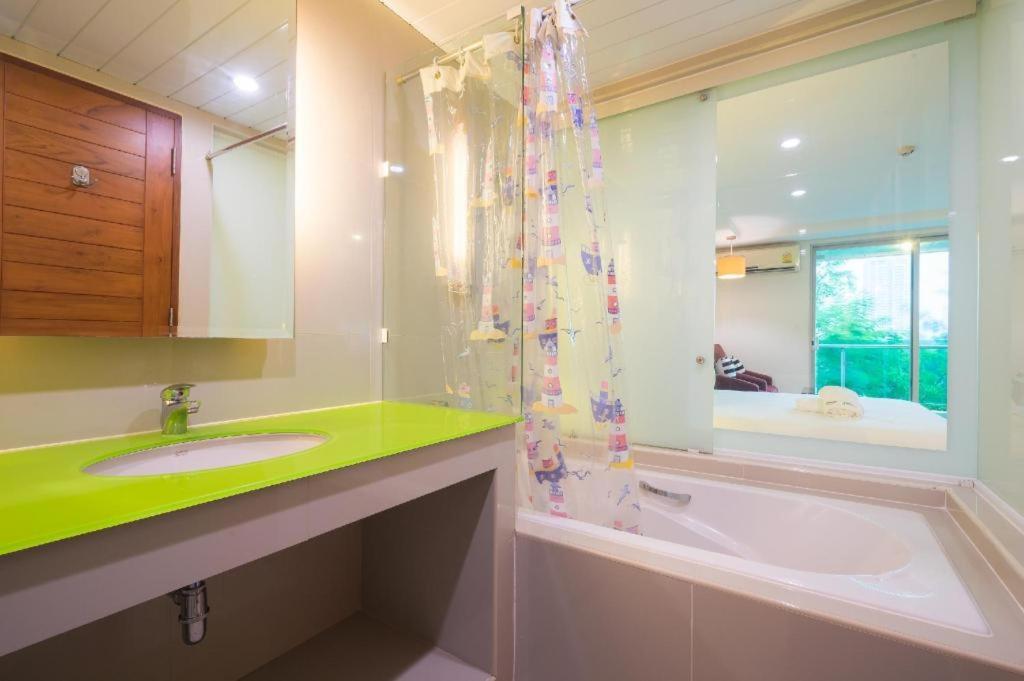 Nice Residence Bangkok Bagian luar foto
