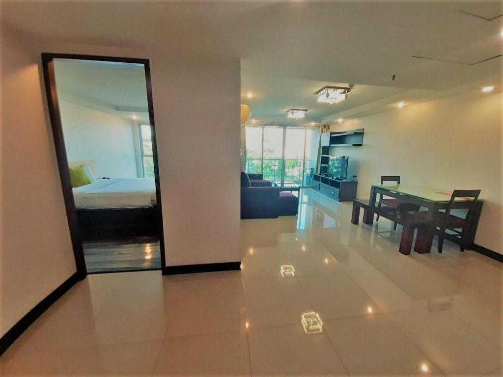 Nice Residence Bangkok Bagian luar foto